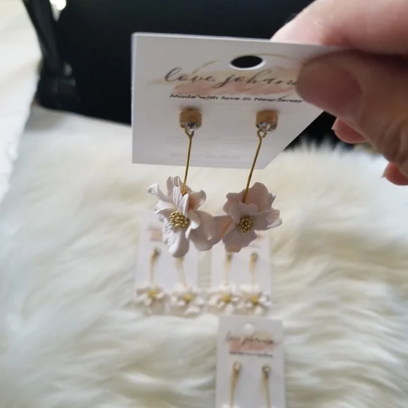 HANDMADE polymer clay White FLOWER on STAINLESS steel post - Picture 3 of 3